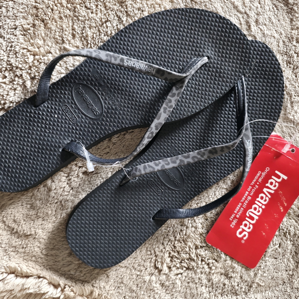 NWT Havaianas Black and Gray Flip Flops